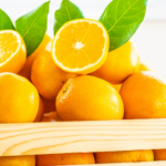 Caja de madera con naranjas frescas