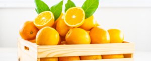 Caja de madera con naranjas frescas
